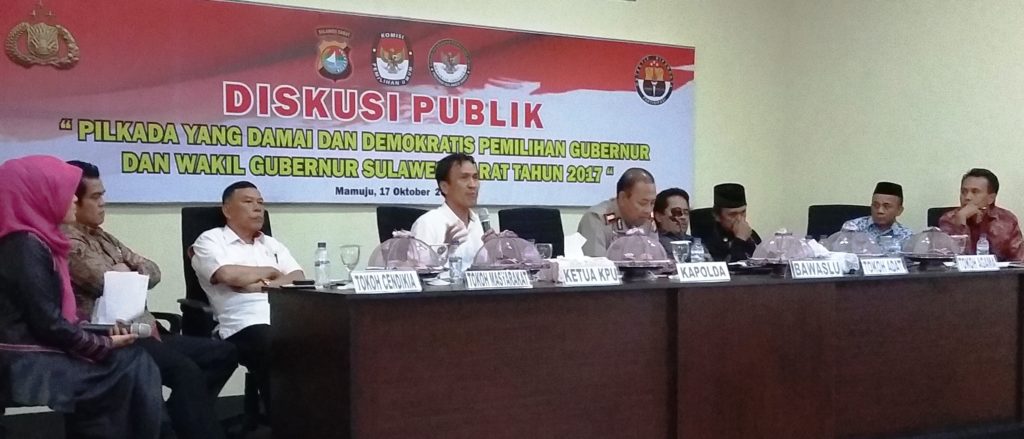 Ketua KPU Sulbar Usman Suhuriah (memegang mic, sedang berbicara) ketika berindak sebagai salah satu Narasumber pada Diskusi Publik tentang Pilkada Damai di Aula Kantor Polda Sulbar, Senin siang, 17 Oktober 2016. (Foto: Sarman SHD)