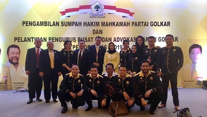 Robinson (jongkok, dua dari kiri) masuk sebagai Pengurus Pusat Badan Advokasi Partai Golkar Periode 2016-2019, Jakarta, Rabu, 12 Oktober 2016. (Foto: Robinson)