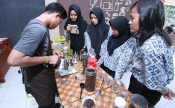 Tangan Lembut Meracik Kopi di Kedai 89
