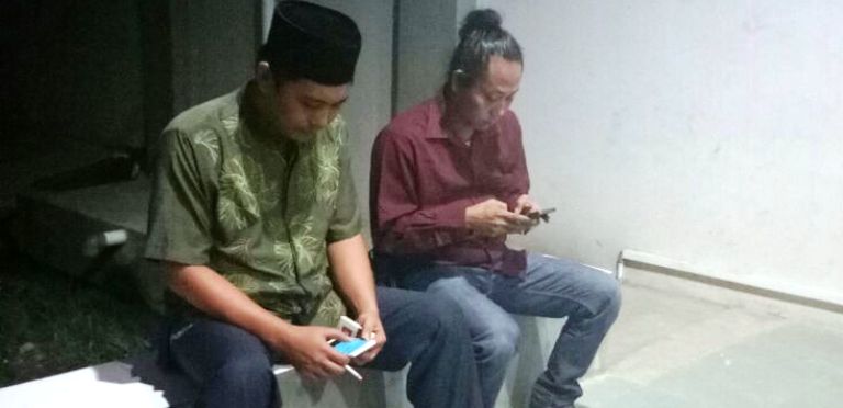 Zakir Akbar (kiri) bersama Ado Mas'ud (kanan) sedang berada di RS Regional, Mamuju, malam tadi, 24 Nobember, untuk menjenguk bocah Ahmad yang tengah terbaring sakit. (Foto: Andi Arwin)