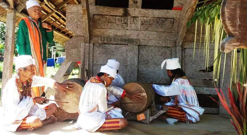 Tarian Burake diiringi oleh tabuhan gendang oleh sejumlah lelaki dewasa. Tarian ini mengundang decak kagum para penonton. (Foto: Frendy Cristian)