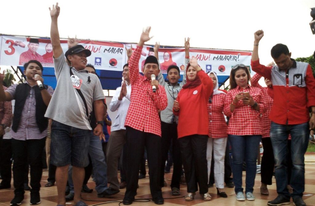 Ali Baal Masdar (ABM) dan Hj. Andi Ruskati Ali Baal (tengah) sedang melambaikan tangan kepada pendukungnya dari atas panggung kampanye di Majene, Selasa siang, 8 November 2016. (Foto: Arie)