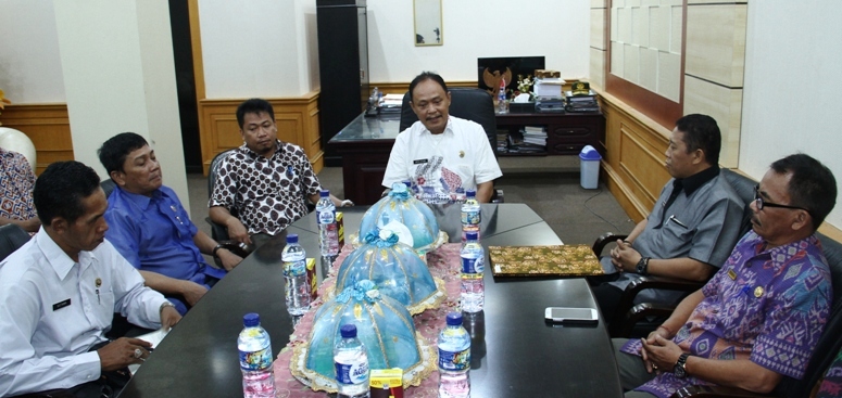 Pertemuan antara Pemkab Mamuju dengan rombongan Pemkab Buleleng, Bali, di Ruang Rapat Kerja Sekda Mamuju, Kamis, 24 November 2016. Kunjungan kerja Pemkab Buleleng ini dalam rangka kerja sama dengan Pemkab Mamuju dalam beberapa bidang. (Foto: Humas Pemkab Mamuju)