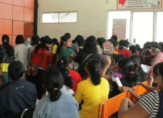 Bantuan PKH Disalurkan, Warga Mamasa Antri di Kantor POS