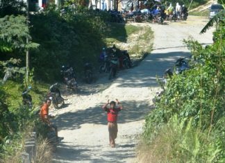 Tak Ada Jaringan Telpon Seluler, Jalan Rusak: ‘Hiburan’ lain Pesta Riska-Bayu