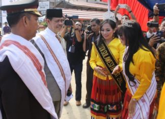 HUT Mamasa ke-15, Sekprov Sulbar Disambut Musik Bambu dan Tarian Adat