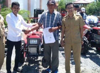 Irpandi Yaumil Serahkan Handtraktor Kepada Petani di Matra
