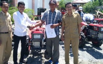Irpandi Yaumil Serahkan Handtraktor Kepada Petani di Matra