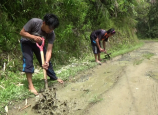 Jalan Tak Kunjung Ada Perbaikan, Warga Turun Tangan Lakukan Penimbunan