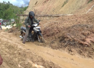 Jalan Poros Mamasa-Toraja Tertutup Longsor