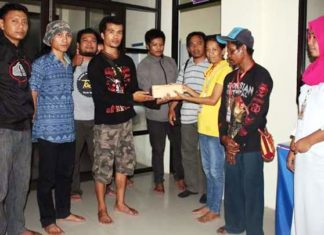 Demi Bayi Maryana, Pena di Genggaman Kiri, Kardus Amal Disorong Tangan Kanan