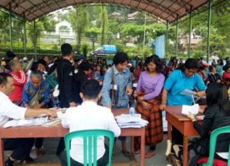 Bantuan PKH Tahap Keempat Disalurkan, Masyarakat Padati Tenis Lapangan Mamasa