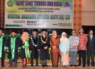 Enny dan Habsi Hadiri Acara Wisuda STIEM Mamuju