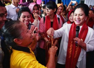 Ibu Iriana Kampanye Pola Asuh Berbasis Karakter kepada Masyakat Toba Samosir