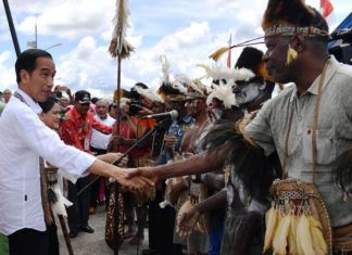 Di Asmat, Jokowi Diberi Gelar Nama Adat Kambepit