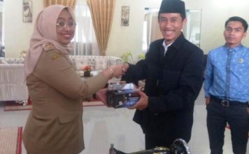 SMK Muhammadiyah Mamuju Dapat 2 Unit Mesin Jahit dari “Rangas Baru”