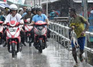 Saat Presiden Jokowi dan Ibu Iriana Berboncengan Naik Motor Listrik di Asmat