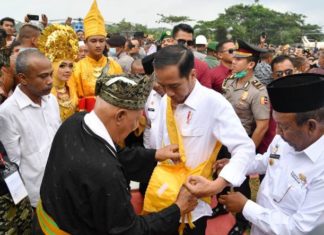Hari Ini, Tokoh Adat di Riau Pasangkan Tanjak dan Salempang Kepada Jokowi