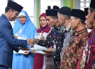Presiden Serahkan 510 Sertifikat Hak Tanah Wakaf di Sumbar