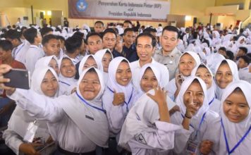 Presiden Bagikan 1.012 Kartu Indonesia Pintar di Majalengka
