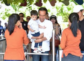 Presiden Ajarkan Cucu Mengantre