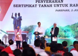 Serahkan 5.000 Sertifikat Warga di Parepare, Jokowi: Apa Kareba