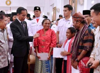 Joni Pemanjat Tiang Bendera Dapat Hadiah Khusus dari Presiden Jokowi