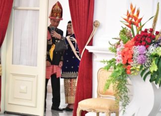 Jokowi dan Iriana Selfi Sebelum ke Mimbar Kehormatan