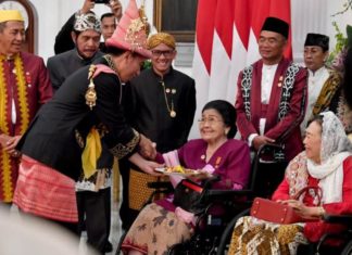 Syukuran HUT ke-73 RI, Presiden Jokowi Potong Tumpeng Bersama Presiden dan Wapres Terdahulu