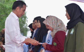 Presiden Serahkan Beasiswa kepada 5.144 Mahasiswa Terdampak Gempa di Lombok