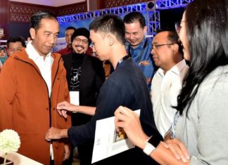 Presiden Jokowi Beli Jaket Produk Lokal di IdeaFest 2018