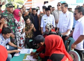 Serahkan Langsung Bantuan, Presiden Ingin Pastikan Pencairannya Mudah