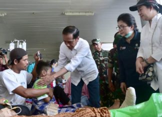 Tiba di Palu, Presiden Jokowi Jenguk Korban Gempa yang Sedang Dirawat