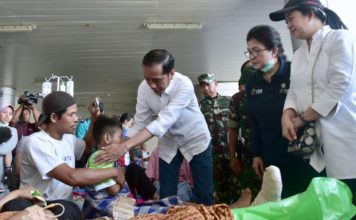 Tiba di Palu, Presiden Jokowi Jenguk Korban Gempa yang Sedang Dirawat