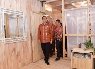 Saat Presiden Jokowi Terkesan dengan Rumah Kayu