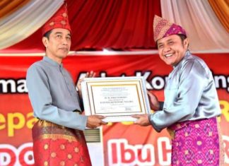 Presiden Jokowi dan Ibu Iriana Terima Gelar Adat Komering