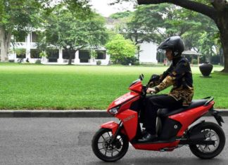 Jajal Motor Listrik Gesits di Istana, Presiden Jokowi: Kalau Sudah Produksi Saya Pembeli Pertama
