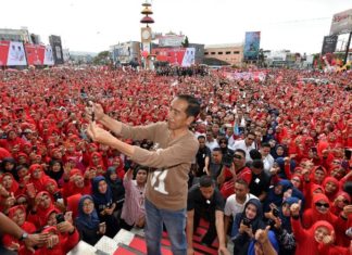 Joko Widodo dan Erick Thohir Jalan Santai di Kota Bandar Lampung
