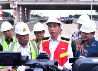 Presiden Jokowi Tinjau Pembangunan Ruas Jalan Tol Trans Sumatera di Lampung