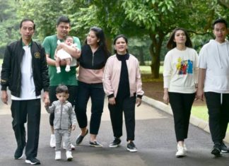 Momen Kehangatan Presiden dan Keluarga Jalan Pagi di Istana Bogor