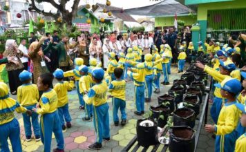 Ibu Negara Bertanam Hidroponik Bersama Anak-Anak PAUD