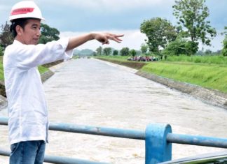 Presiden Jokowi Tinjau Rehabilitasi Saluran Irigasi di Lodoyo