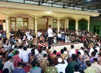 Presiden Bagikan Ratusan Sertifikat Tanah Wakaf di Ponorogo agar Ibadah Lebih Nyaman
