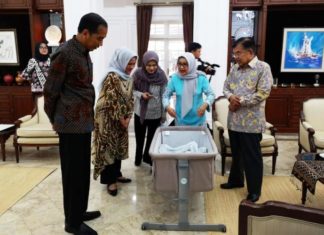 Presiden Jokowi Tengok Cucu Wapres JK