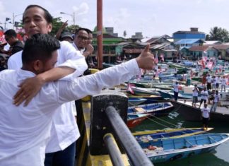 Nelayan Balikpapan Sambut Kedatangan Capres #01 Jokowi di Festival Bakar Ikan