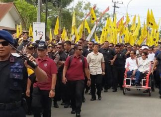 ABM Jemput Jokowi, AAS dan Enny Antar Jokowi Naik Panggung di Mamuju