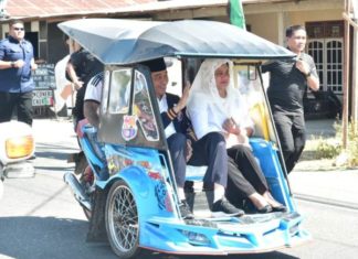 Presiden dan Ibu Negara Iriana Jokowi Naik Bentor di Gorontalo
