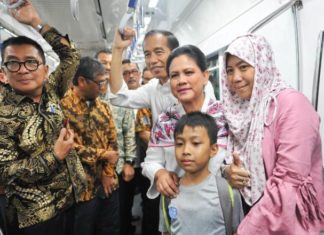 Saat Presiden dan Ibu Negara Jadi Penumpang Transjakarta di Jam Padat Penumpang