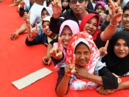 Ikut Kampanye, Iriana Jokowi Beri Syal ke Seorang Warga Gowa