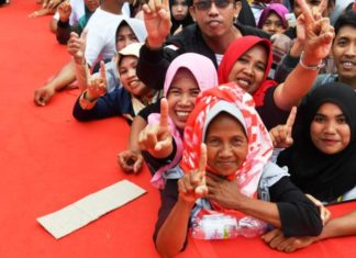 Ikut Kampanye, Iriana Jokowi Beri Syal ke Seorang Warga Gowa